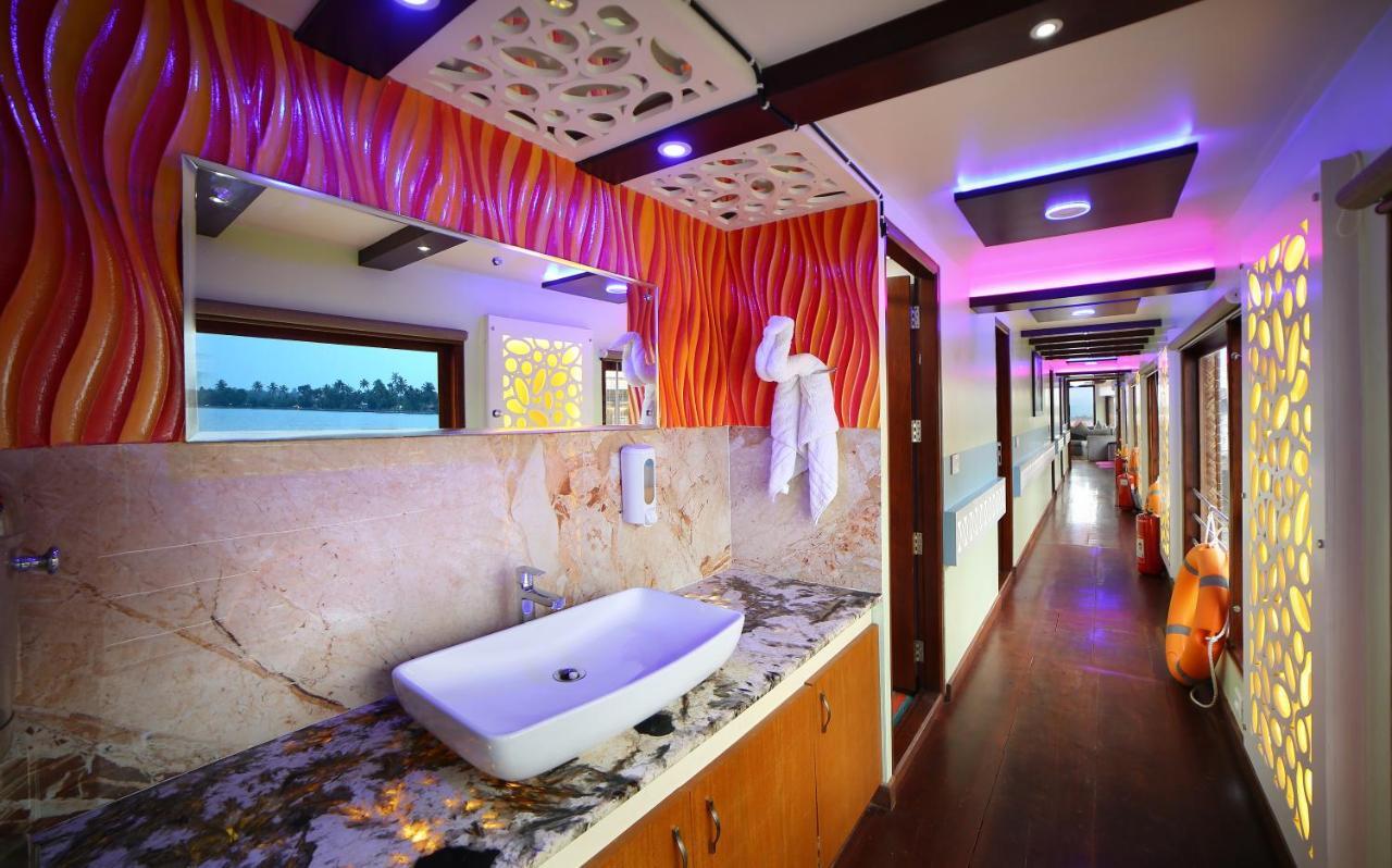 Отель Indiavacationz Houseboats Alappuzha Экстерьер фото